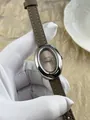 Primer plano de reloj vintage ovalado para mujer con correa de cuero marrón y caja plateada - Caja Plateada Correa de Cuero Marrón (67788)