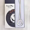 Elegante weiße achteckige Quarz-Halskettenuhr mit Regenbogen-Markierungen und Regal Pop Box - 白色有logo套盒