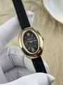 Close-up van een prachtig vintage ovaal goudkleurig horloge met zwart lederen band - Gouden Kast Zwarte Wijzerplaat Zwarte Leren Band (67790)