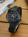 Montre à quartz en silicone noir au style déformé Y2K pour hommes et femmes élégants - Noir