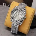 Reloj único de aleación esquelética plateada en un cojín de exhibición amarillo. - Banda Plateada Lupa de Plata