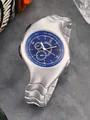 Montre argentée rétro de style Y2K avec cadran bleu et bracelet en métal torsadé - Bleu