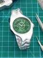 Montre torsadée argentée style Y2K avec cadran vert et bracelet métallique unique - Vert