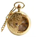 Gros plan sur une montre de poche mécanique dorée avec motif phénix creux et chaîne - Chiffres Romains / Cadran Romain Or
