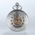 Vue détaillée d'une montre à gousset mécanique vintage argentée avec boîtier gravé - Style mécanique sculpté creux / Argent avec cœur doré