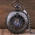 Dettaglio ravvicinato di un orologio da taschino meccanico nero con numeri romani. - Colore dell'immagine