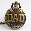 Nahaufnahme einer Vintage-Taschenuhr aus Bronze mit DAD-Prägung und Metallkette. - DAD Relief Stil