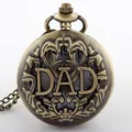 Detailansicht einer bronzenen Vintage-Taschenuhr mit DAD-Gravur und langer Kette - DAD Hohl Geschnitzt Stil