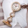 Vue macro détaillée d'une montre d'infirmière dorée en forme de cœur avec des strass - Style 2 Or Rose