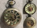 Montre à gousset mécanique en bronze vintage avec couvercle ajouré et détails de mécanisme. - Style 1 (Bronze)