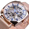 Détail macro d'une montre mécanique automatique squelette avec bracelet en maille - Style Boîtier Or Rose Aiguilles Bleues (W1076-7)