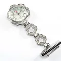 Élégante montre d'infirmière en forme de fleur argentée avec strass et épingle - Style 4 Argent