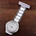 Klassische Schwesternuhr in Silber mit Kristalllünette und weißem Gliederarmband auf Holz - Silber (Stil 6)