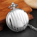 Vintage silberne mechanische Taschenuhr mit eleganten Streifen auf dem Deckel. - Silber