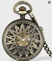Gros plan sur une montre à gousset mécanique rétro en bronze avec motif soleil évidé - Autre Style Bronze