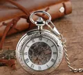 Gros plan d'une montre à gousset mécanique argentée avec cadran squelette - Style Squelette Vintage en Relief (pm99) / Argent