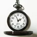 Polierte schwarze Vintage-Taschenuhr mit Quarz-Zifferblatt und arabischen Ziffern - Schwarz Polierte Arabische Ziffern Taillenkette