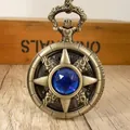 Detalle de un reloj de bolsillo vintage de bronce con una circonita azul en forma de estrella - Bronze Blue Zirconia