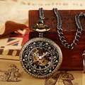 Detalle macro de un reloj de bolsillo mecánico de bronce vintage con tapa tallada hueca - Estilo Grabado Hueco (pm111/PM245) / Bronce antiguo