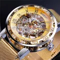 Primer plano del reloj mecánico dorado Winner para hombre con esfera de esqueleto - Correa de Acero Dorada Esfera Dorada