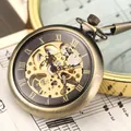 Vista macro dettagliata dell'orologio da taschino meccanico scheletrato in bronzo con ingranaggi - Bronzo Antico