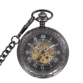 Gros plan d'une montre à gousset mécanique rétro noir tungstène avec gravure - Style à Rabat Fleuri Creux (002 Semi-Automatique) / Noir