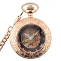 Gros plan d'une montre de poche mécanique vintage en or rose avec cadran squelette et chiffres - Style de Mouvement Squelette Transparent (002 Semi-Automatique) / Or rose