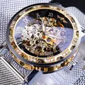 Detalle macro del movimiento del reloj mecánico esqueleto dorado con bisel de cristales. - Correa Plateada Esfera Negra y Dorada