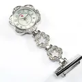 Elegante silberne Krankenschwesteruhr in Blumenform mit glänzenden Strasssteinen - Stil 4 / Silber
