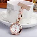 Roségouden achthoekige verpleegsterhorloge met witte wijzerplaat aan een kopje. - Achthoekige Stijl (p514) / Roségoud