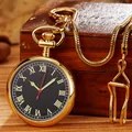 Gros plan détaillé d'une montre à gousset mécanique dorée avec cadran romain noir - Noir & Or