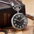 Gros plan détaillé d'une montre à gousset mécanique argentée sur un livre ancien - Argent