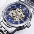 Primo piano del quadrante dell'orologio meccanico scheletrato Forsining con numeri romani - Cinturino Argento Quadrante Blu