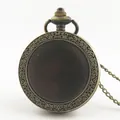 Primo piano di testata per orologio da taschino vintage in bronzo con bordo floreale e catena - Catena di Bronzo