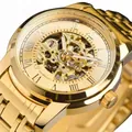 Vista ravvicinata di un orologio meccanico scheletrato oro da uomo con numeri romani - Cinturino in Acciaio Oro Quadrante Oro