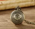 Antike Bronze-Quarz-Taschenuhr mit Rosenblüten-Relief auf dem Deckel und Kette - Rosen-Relief-Stil (P904) / Bronze