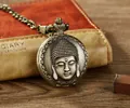 Antike bronzene Quarz-Taschenuhr mit Buddha-Relief und passender Kette auf Lederbuch - Buddhakopf-Relief-Stil (P905) / Bronze