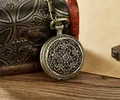 Antike bronzene Quarztaschenuhr mit filigranem Hohlmuster und langer Kette für Herren Damen - Hohl Rolltextur Stil (P906) / Bronze