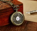 Antike bronzene hohle florale Quarz-Taschenuhr mit langer Kette für klassischen Retro-Stil - Hohl Blumenrebe Stil (P910) / Bronze
