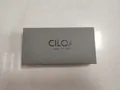 Gros plan d'un coffret de montre CILOA gris avec logo Design From Paris - Rectangulaire / 15.5*8*3cm / Gris