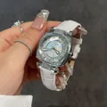 Détail d'une montre de luxe pour femme avec lunette en strass et bracelet en cuir blanc. - Bracelet en Cuir Texture Crocodile Blanc (665) / Argent