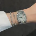 Gros plan détaillé de la montre CILOA argentée avec cadran et lunette en strass - Bracelet Métallique en Acier Inoxydable (665) / Tout Argent