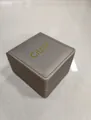 Détail d'une élégante boîte à montres gris argenté avec le logo CILOA doré - Carré / 9*9*5cm / Champagne