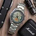 Gros plan d'une montre chronographe pour homme avec un bracelet en acier sur bois. - Style Bracelet en Acier Inoxydable à Trois Rangs / Cadran Gris Bracelet Acier