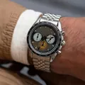 Détail en gros plan d'une montre de sport chronographe pour homme avec bracelet en acier - Style Bracelet en Acier Inoxydable à Cinq Maillons / Bracelet en Acier à Cinq Rangs Gris