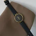 Vue détaillée de la montre vintage CILOA pour femme avec boîtier doré et bracelet cuir - Bracelet en Cuir Noir Rond / Noir