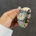 Elegante CILOA Quarz-Damenuhr mit cremefarbenem Lederband und Strass-Lünetten-Detail - Weißes Lederarmband