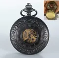 Antike schwarze mechanische Skelett-Taschenuhr mit römischen Ziffern und floraler Gravur. - Blumenprägung Skelett Stil / Schwarz