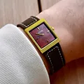 Élégante montre carrée CILOA pour hommes avec bracelet en daim brun et cadre doré. - Style Bracelet Cuir Café Cadran Rouge (544) / Bracelet Café Cadran Rouge