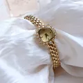 Reloj de cuarzo cuadrado vintage dorado para mujer con bisel de cristal sobre seda blanca - Reloj Cuadrado Pequeño Vintage (6354L) / Esfera Dorada Dorada